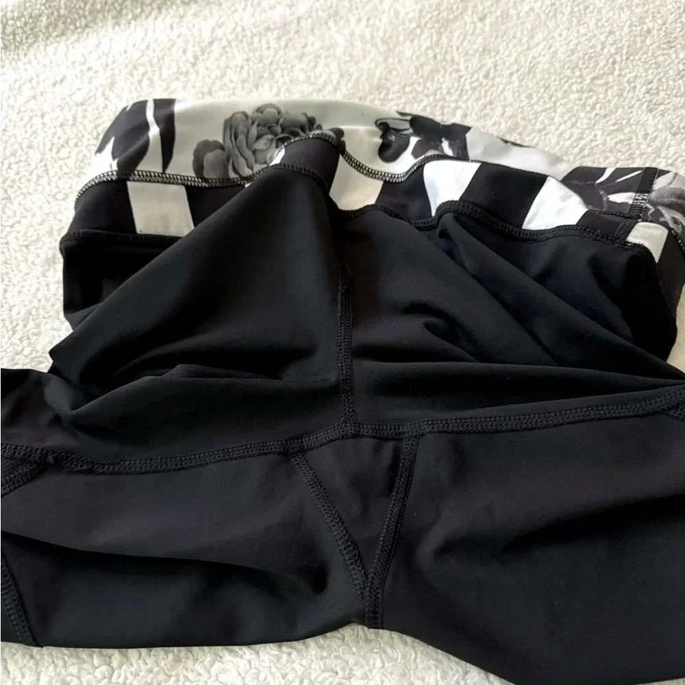 Lululemon 4 black crop II leggings Brisk Bloom, waistband w/zip & size. Pull tag